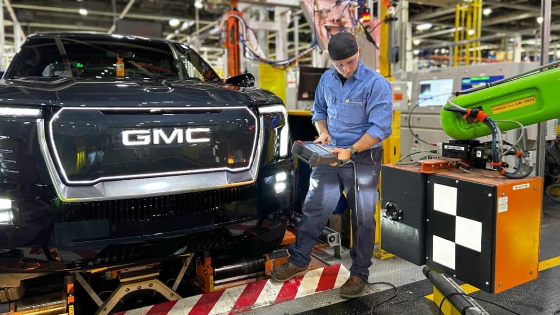 GM instaluje roboty w fabryce EV po zwolnieniach, UAW protestuje