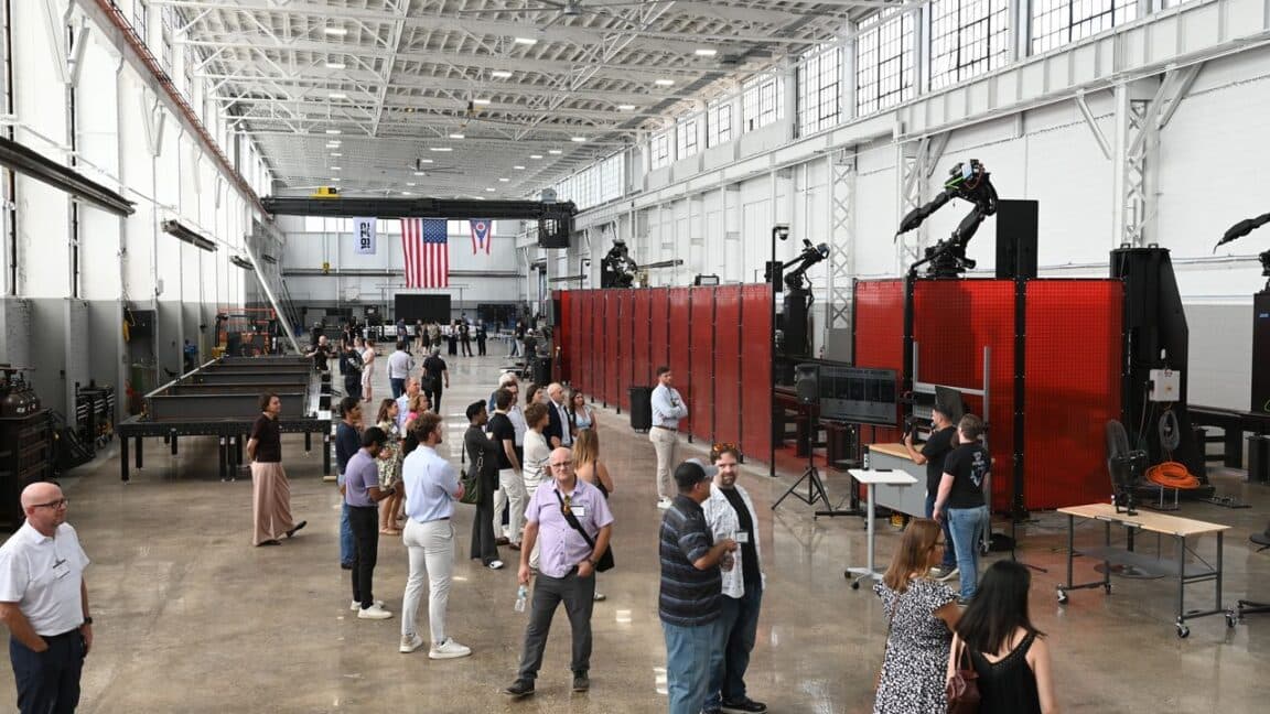 Byli inżynierowie SpaceX budują zrobotyzowaną fabrykę do produkcji części stalowych