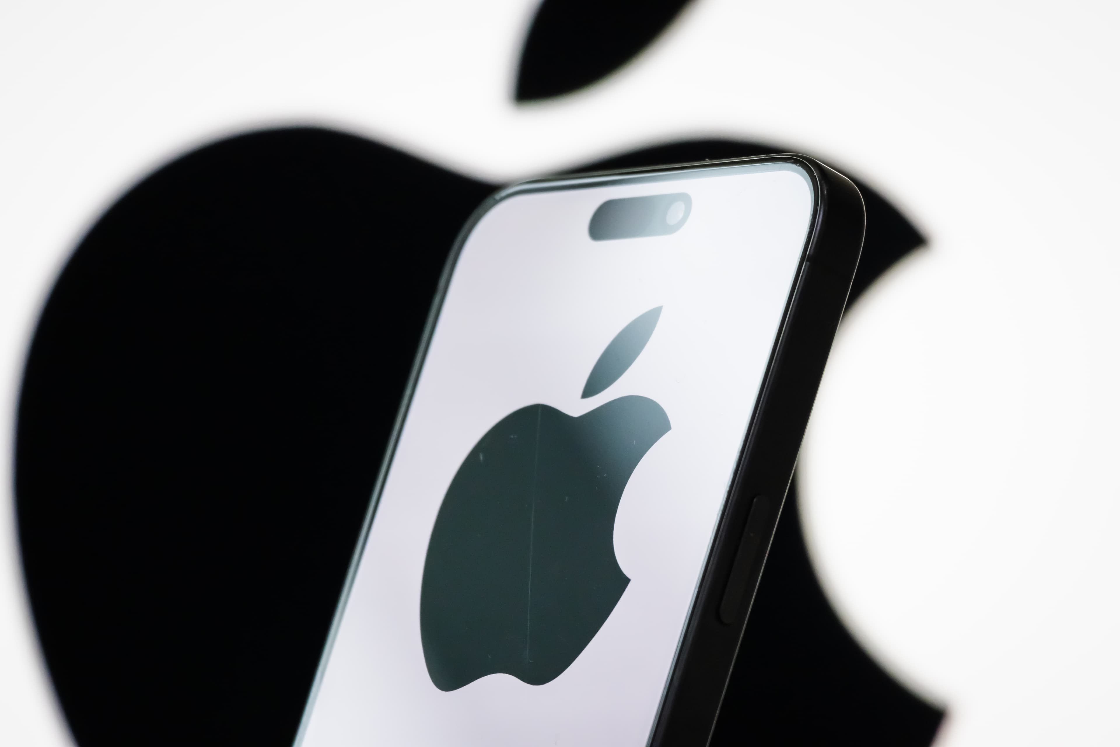 Apple negocjuje z wydawcami płatności za treści dla ulepszonej Siri AI
