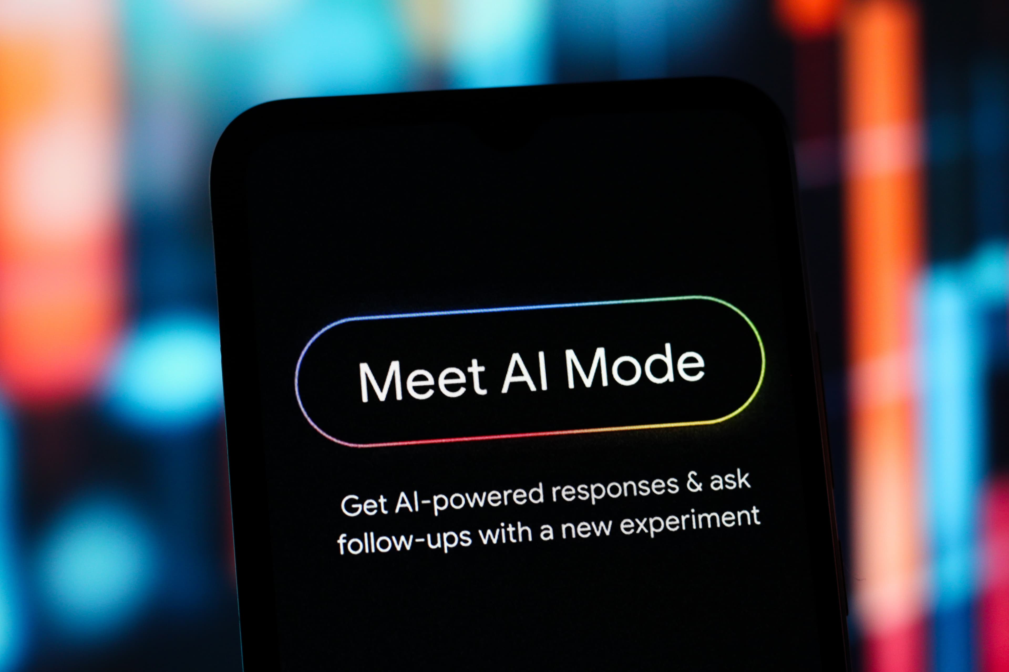 Google AI Mode rozszerza funkcje planowania podróży o śledzenie lotów i rezerwację hoteli